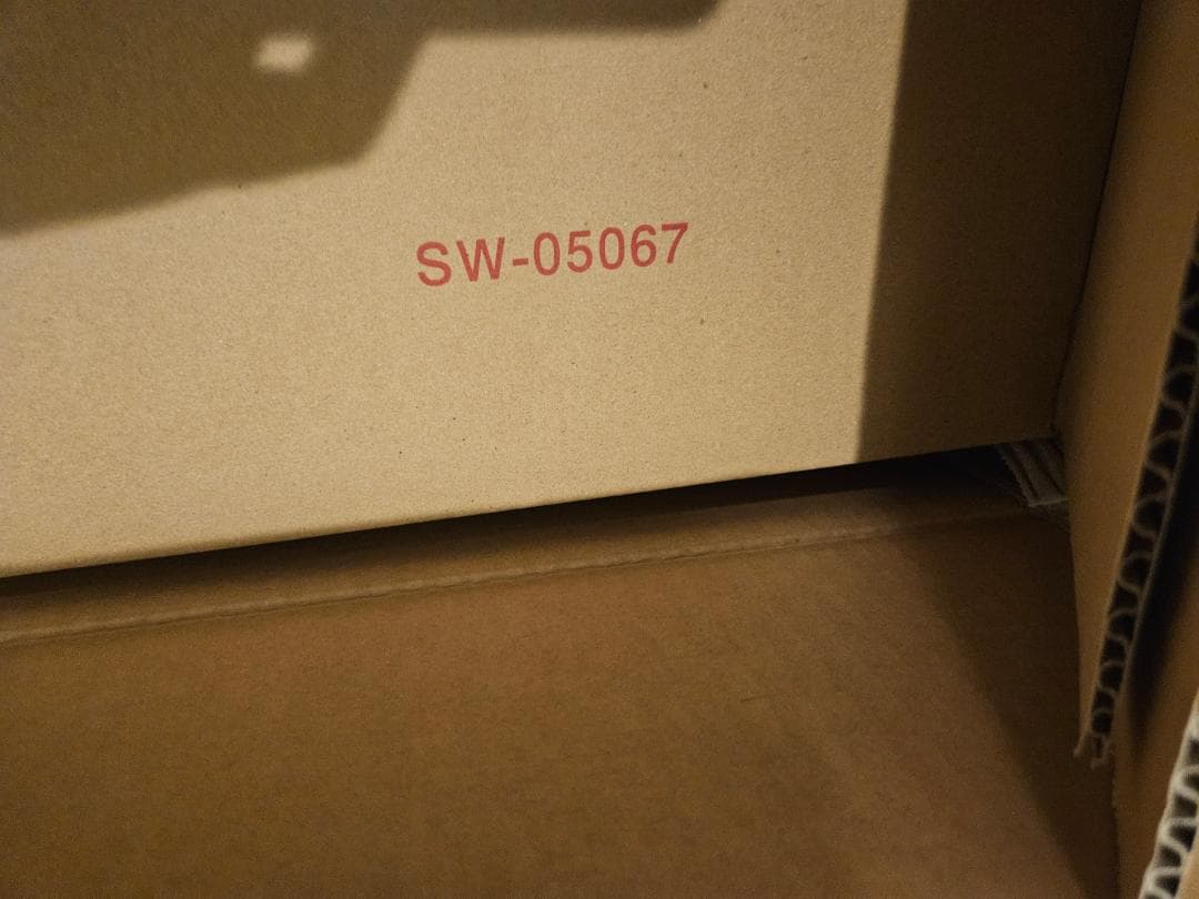 【ほぼ新品】五月人形 金鍬形焼桐　兜飾り ケース付き sw05067