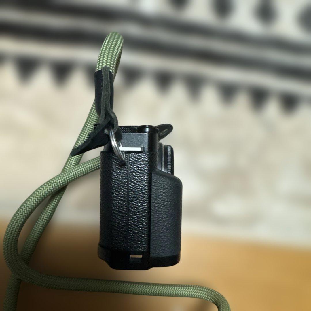 X-E4 ミラーレス一眼 本体　ブラックボディ純正サムレスト純正グリップ　元箱付