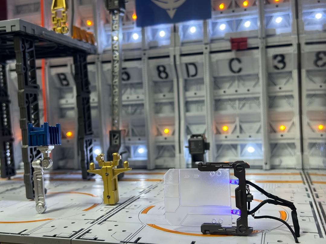 ジオラマ作品 ガンダム システムベース 格納庫 基地　ホワイト　リモコン付き