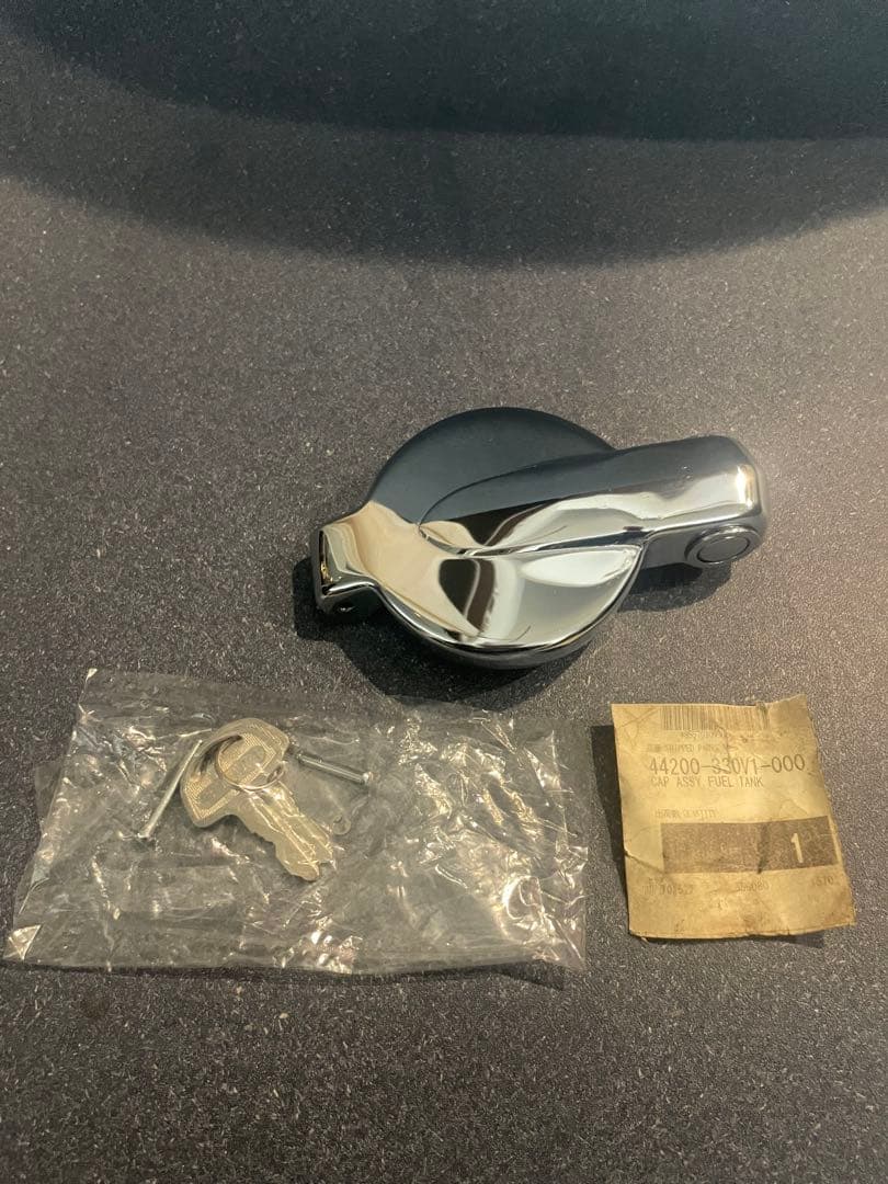 スズキGT380 タンクキャップ　純正新品