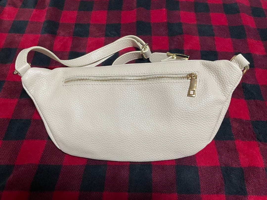 超美品！オウレンティ　レザーボディバッグ　アイボリー