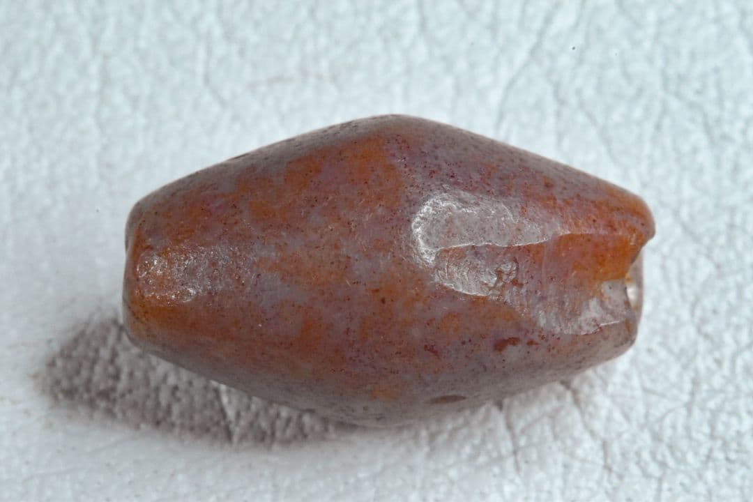 ★1000年以上前 インダス地域出土 全面ブラッドスポット入りカーネリアンビーズ