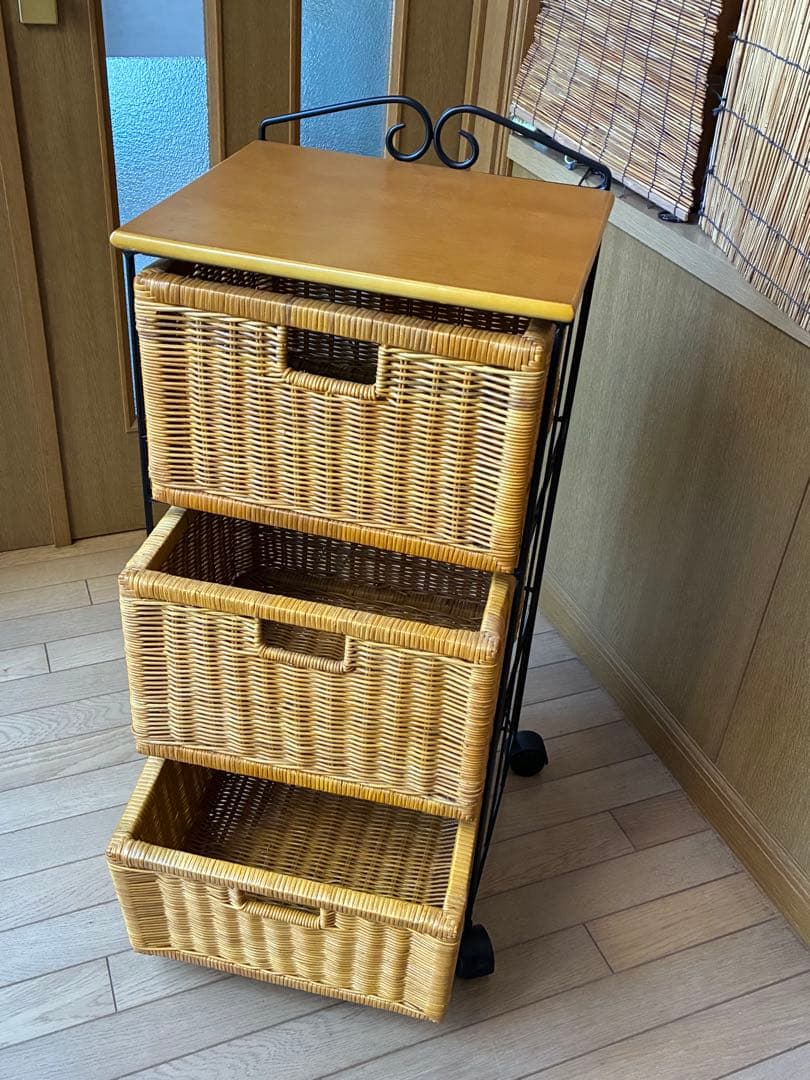 美品ラタンの棚