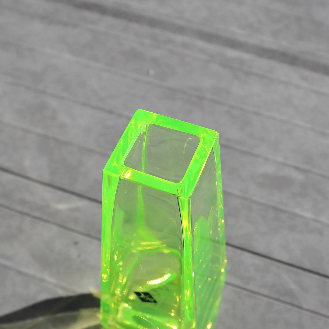 ウランガラス 一輪挿し