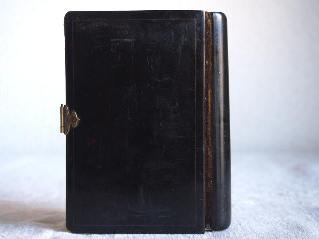 ミサ典礼書 白蝶貝象嵌と金彩装飾の古い本 留め金付きのカトリック祈祷書/K370