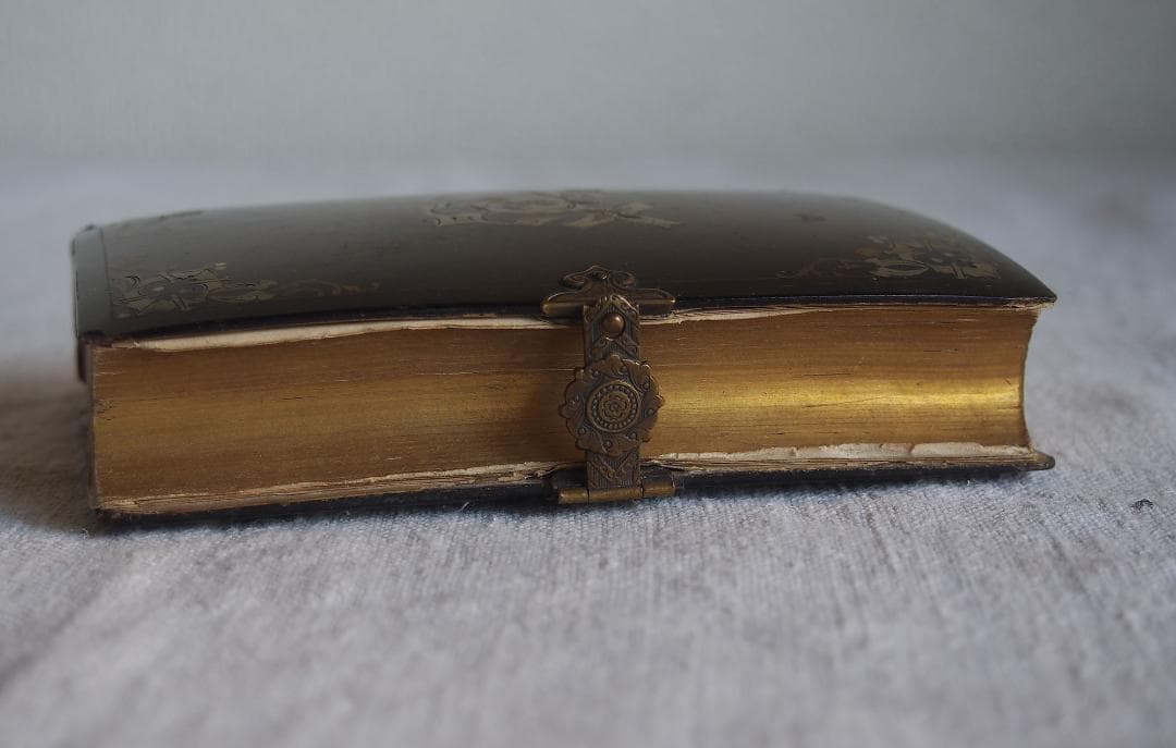 ミサ典礼書 白蝶貝象嵌と金彩装飾の古い本 留め金付きのカトリック祈祷書/K370