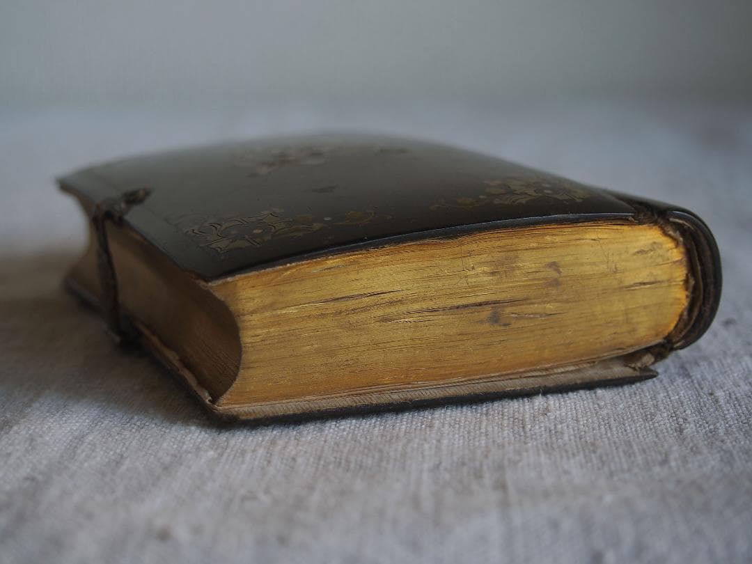 ミサ典礼書 白蝶貝象嵌と金彩装飾の古い本 留め金付きのカトリック祈祷書/K370