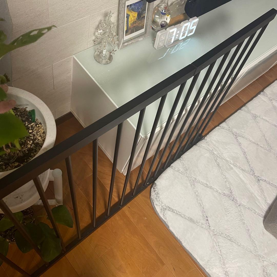 スチール製　突っ張り　ブラック　ゲート　ベビーやペット用に　扉付き　黒色