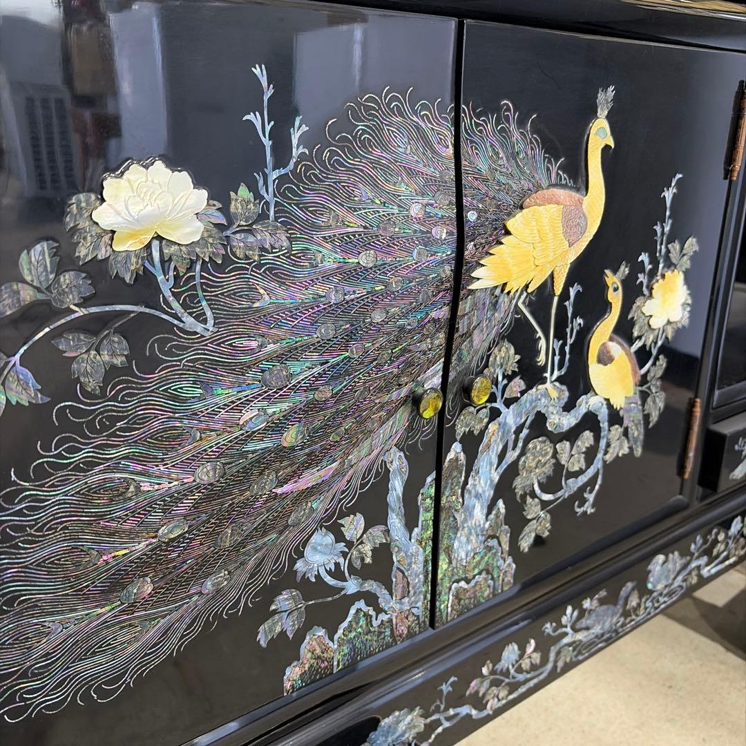 漆塗り孔雀模様キャビネット