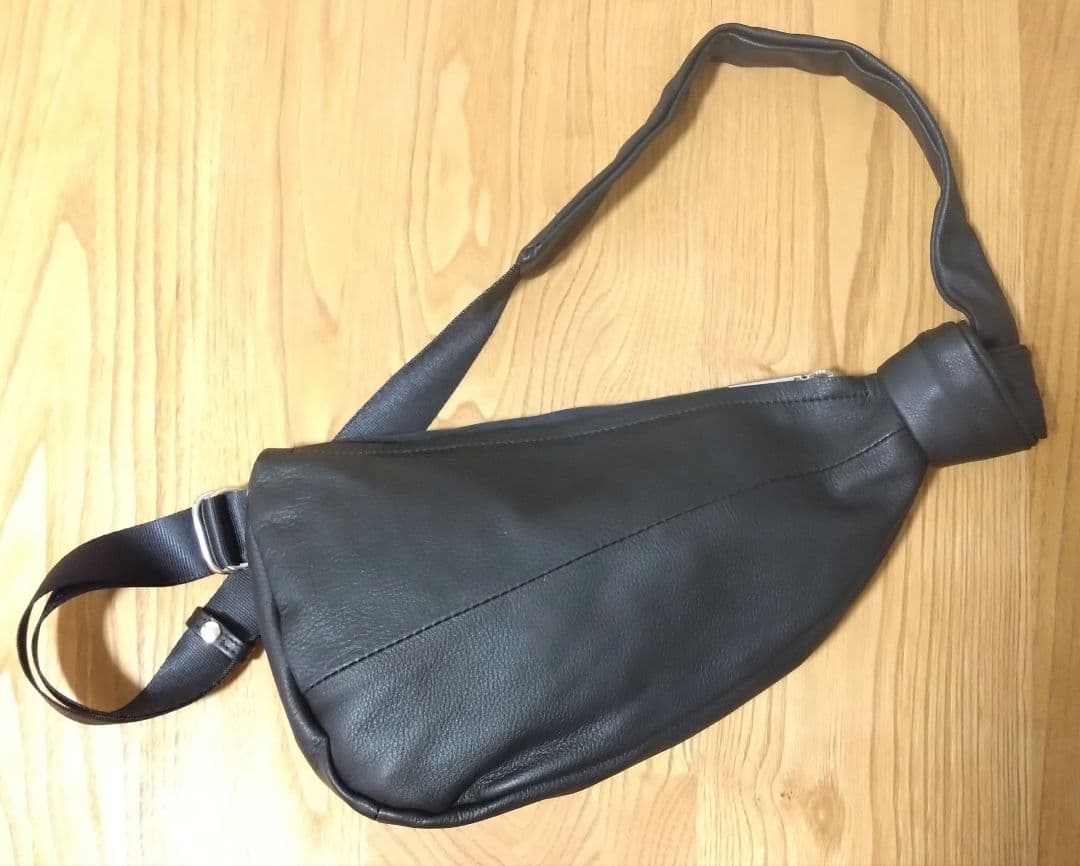 POMTATA　ポンタタ カウレザー ボディバッグ