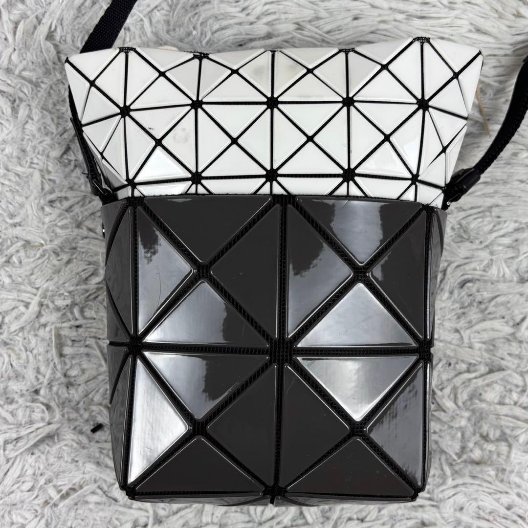 美品 バオバオイッセイミヤケ ショルダーバッグ ファスナー 斜め掛け ホワイト