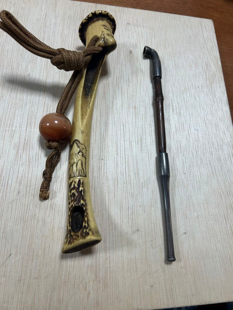 珍品 古い鹿骨の煙管入れと銀製のキセル 印有り