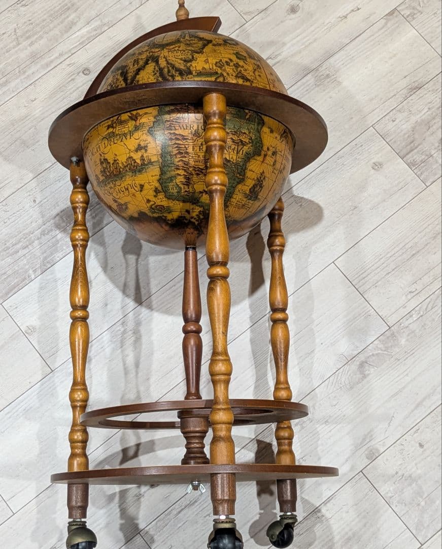 イタリア製 アンティーク調 地球儀モチーフ ワインラック 輸入家具 キャスター付