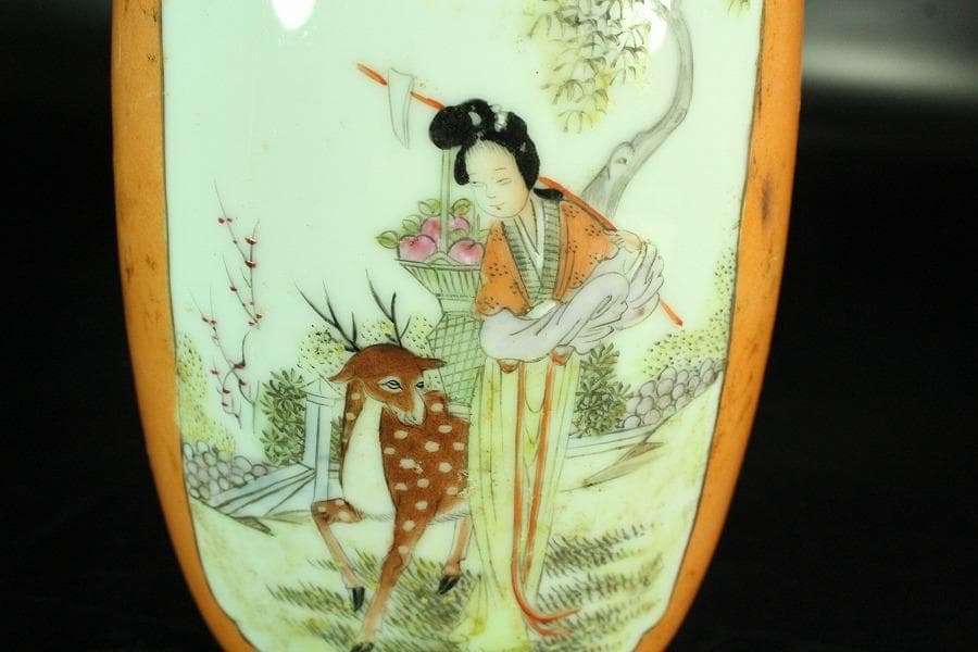 中国美術 色絵 女人鹿図 蝙蝠耳 花瓶 時代物 台付(K-A717)