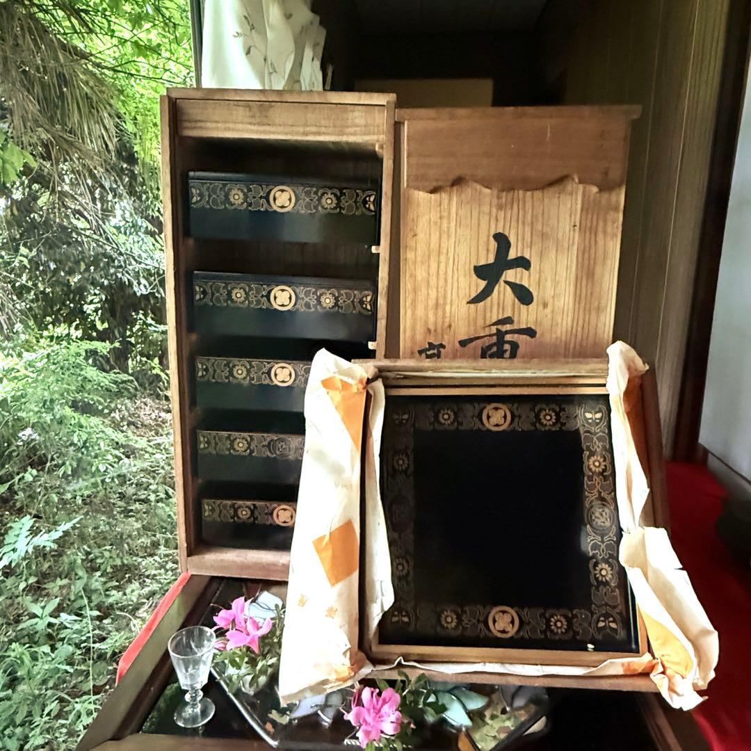 2167様感謝‼️JAPAN蒔絵鷹の羽家紋と蝶鳥花五段重二枚蓋と重ね盆二枚木箱入