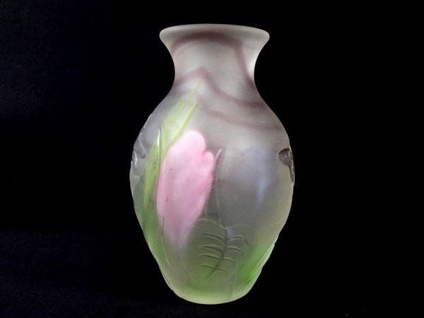 陽刻蜻蛉蝶紋硝子花瓶　花器　高さ18cm