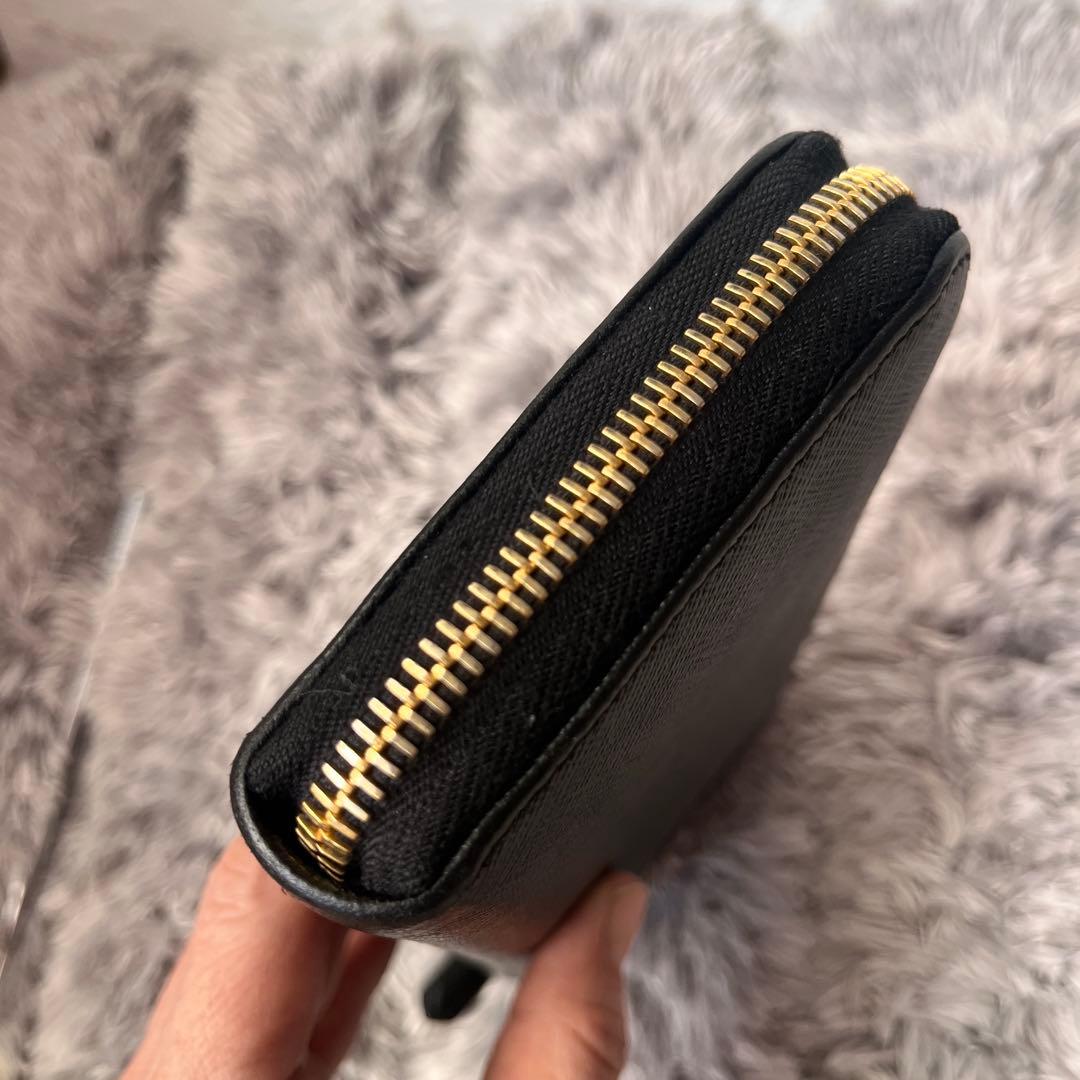 美品✨PRADA サフィアーノ　フィオッコ　メタルロゴ　ラウンドファスナー　黒