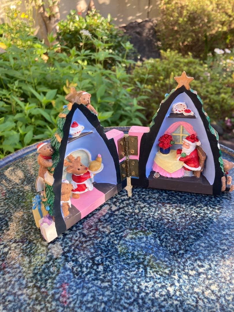 クリスマスツリー装飾とサンタフィギュア