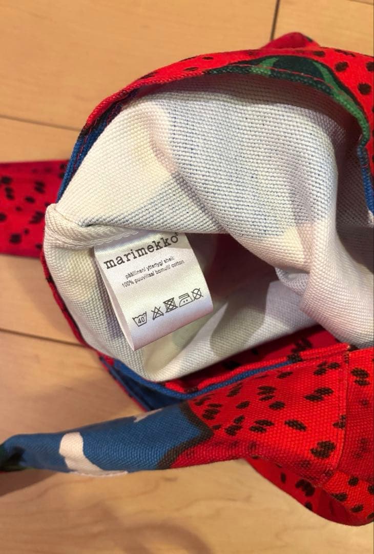 マリメッコ MANSIKKAVUORET イチゴの山 キャンバスショルダーbag