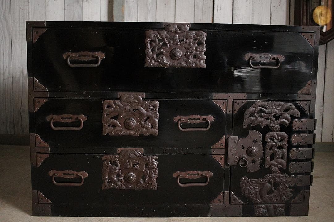 がんちゃん綺麗な打ち出し金具時代庄内箪笥　扉付き　時代箪笥　時代家具