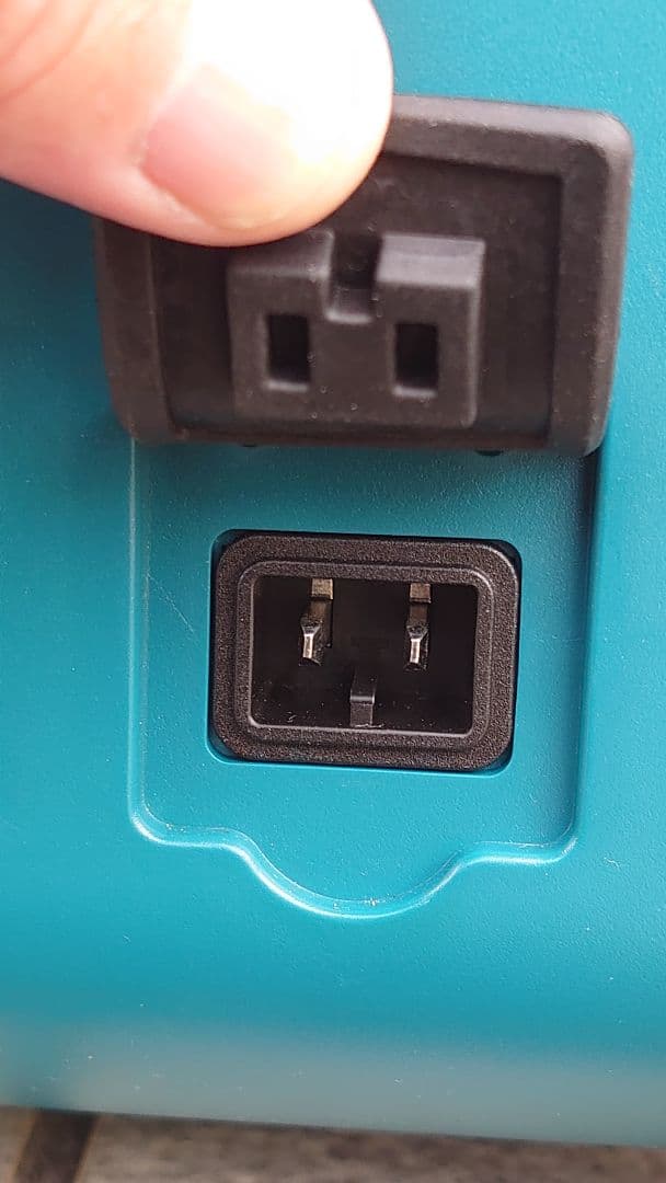 Makita CW180DZ 冷温庫