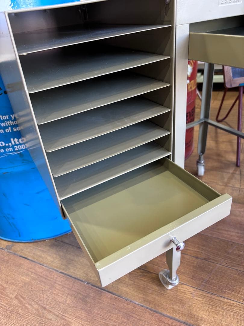 T8 ESSEN スチールデスク