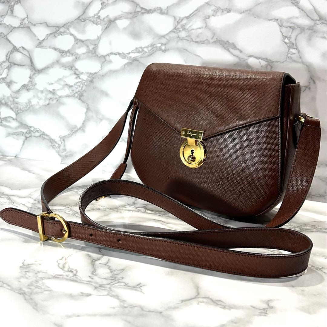 フェラガモ　ショルダーバッグ/フェラガモ　バッグ　斜めがけ　ヴィンテージバッグ