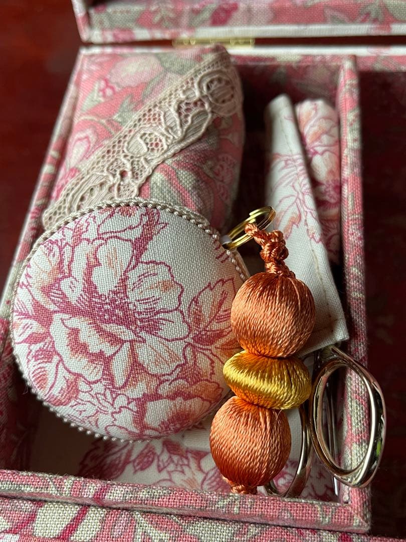 カルトナージュ裁縫箱(中) ピンクオレンジ色　遊んでいる子供達が可愛い‼️