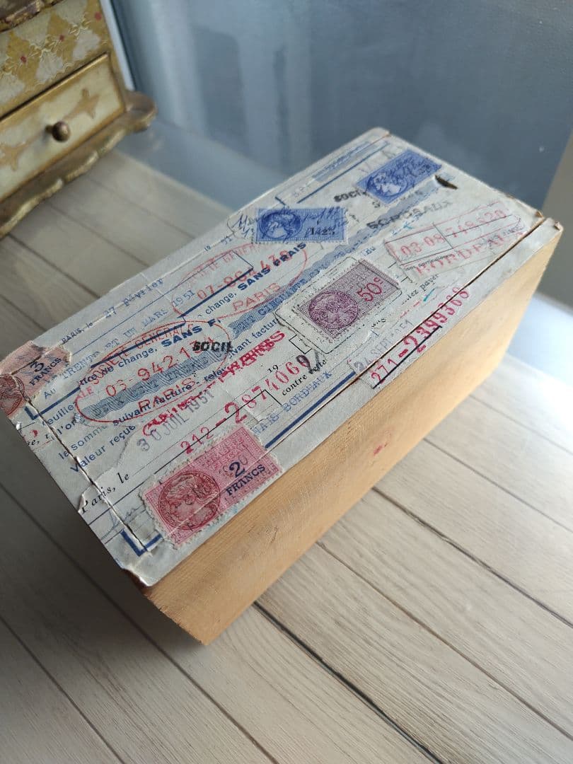 フランスの古い切手付き木製箱
