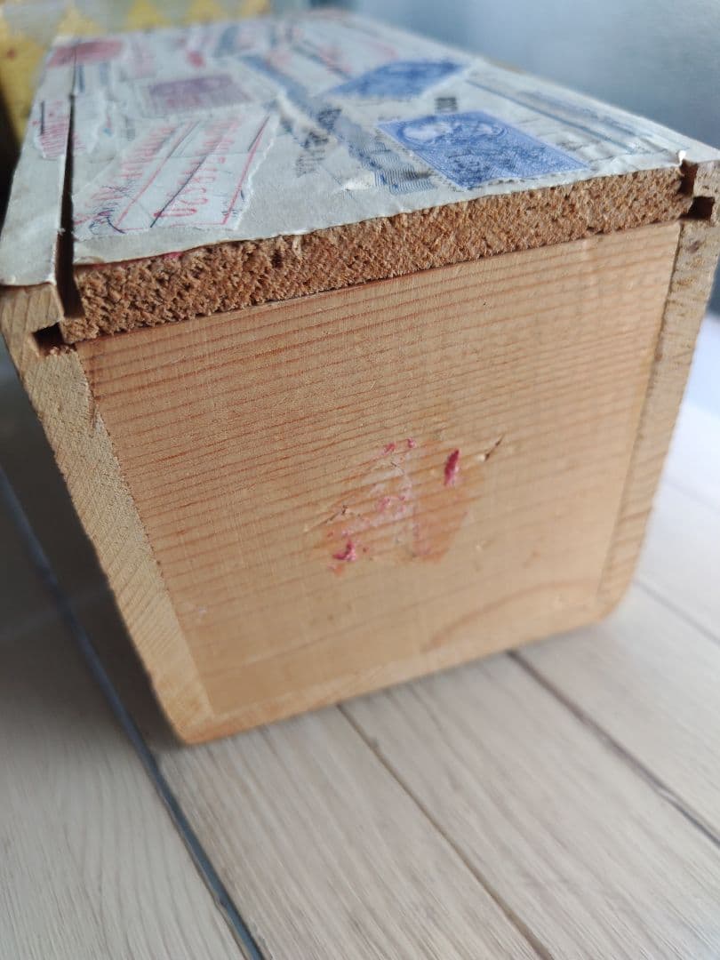 フランスの古い切手付き木製箱