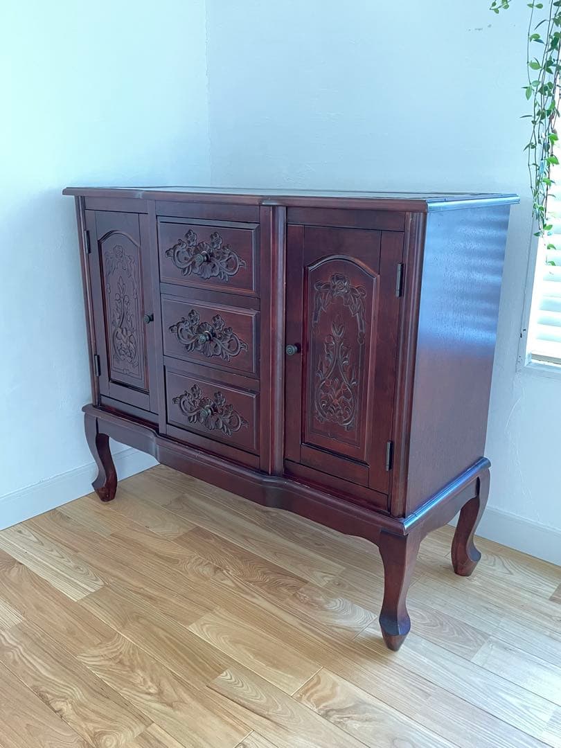 クラシックな雰囲気漂うアンティーク調のサイドボード、キャビネット、棚
