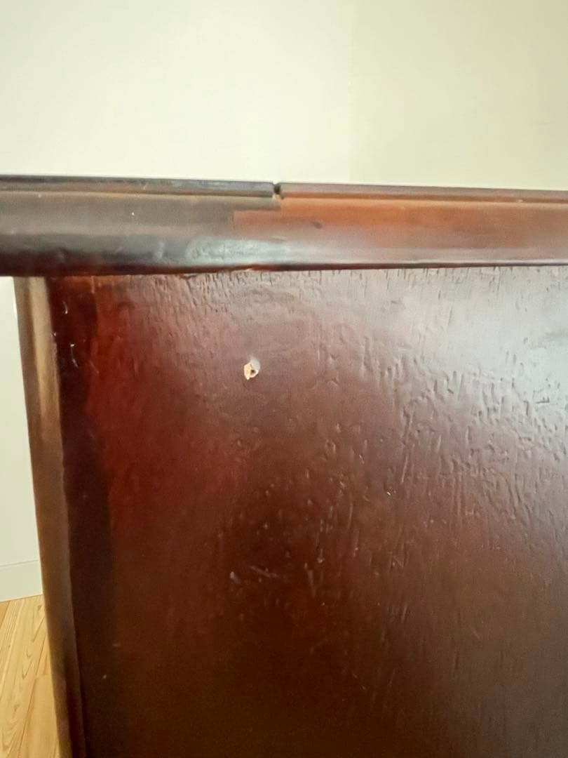 クラシックな雰囲気漂うアンティーク調のサイドボード、キャビネット、棚