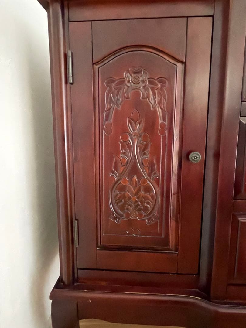 クラシックな雰囲気漂うアンティーク調のサイドボード、キャビネット、棚