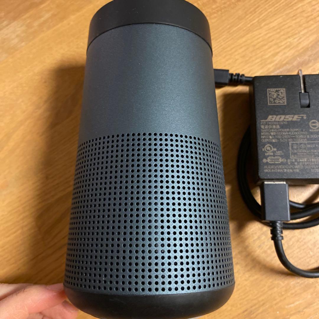 Bose SoundLink RevolveⅡと付属アダプター