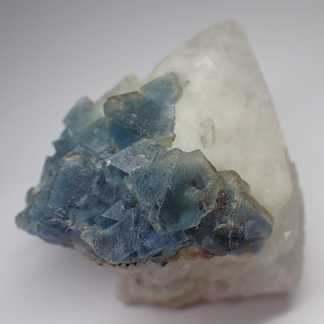 【中国/内モンゴル産】ブルーフローライトwithクォーツ