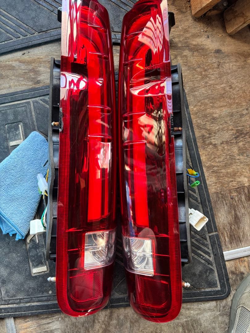 訳あり格安出品　ハイエースヴァレンティ×レガンス レボ タイプ2 テールライト