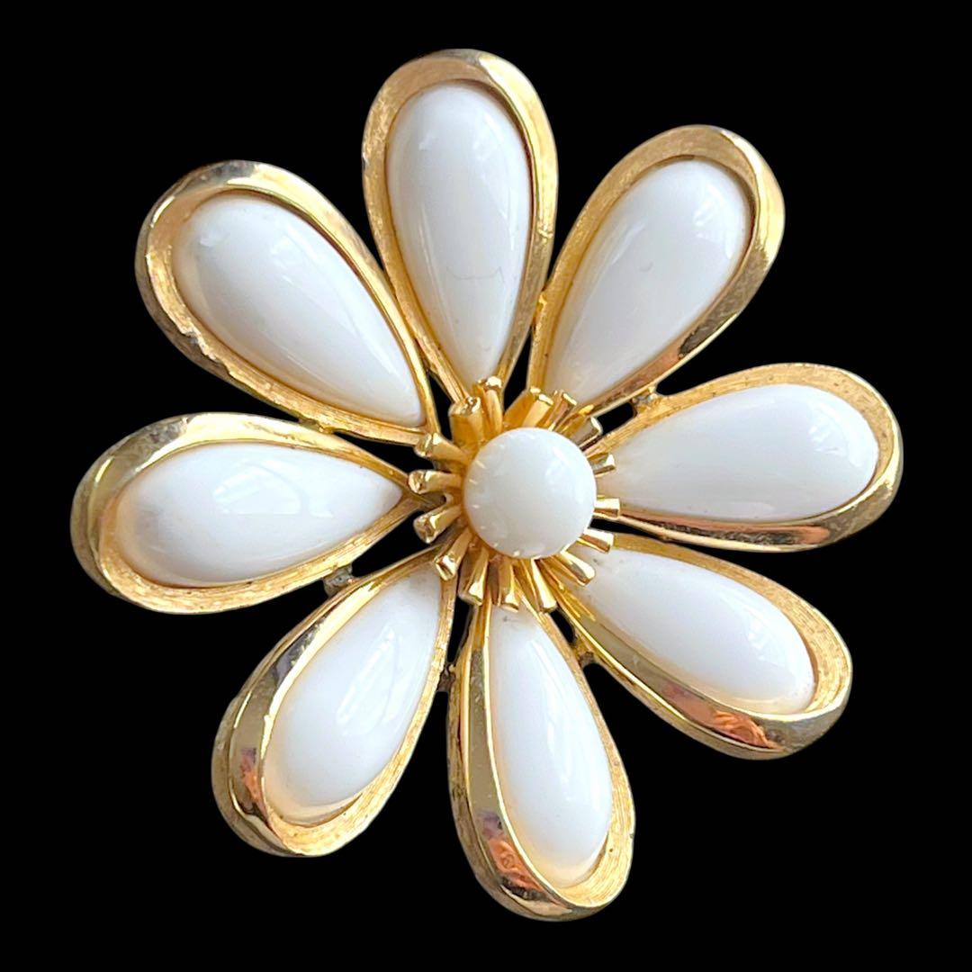 CROWN TRIFARI☆ミルクガラス＆トリファリウムツートンフラワーブローチ