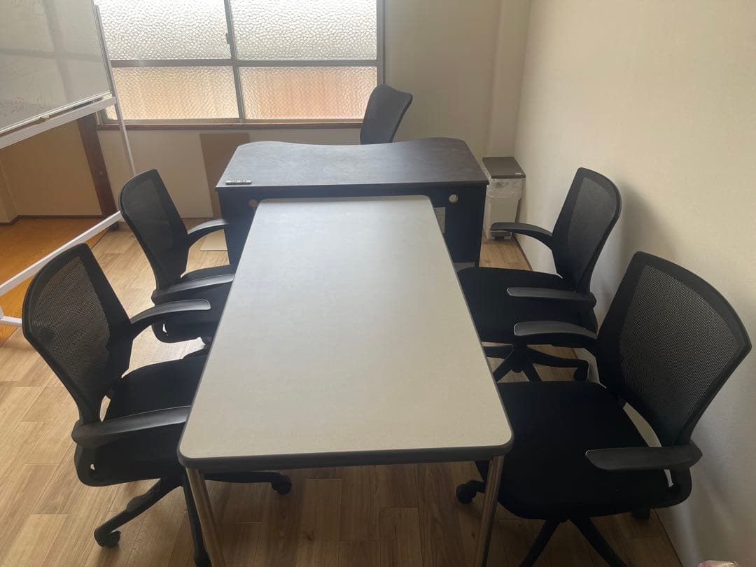 ローラコンベヤ、オフィス用デスク＆チェアセット、ダンボール