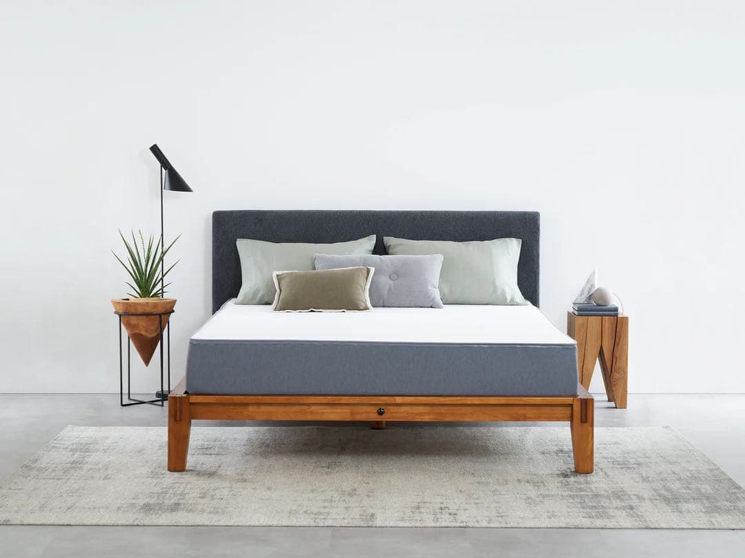 gugu ベッドフレーム（ブラウン）クイーンサイズ　ヘッドボード付き