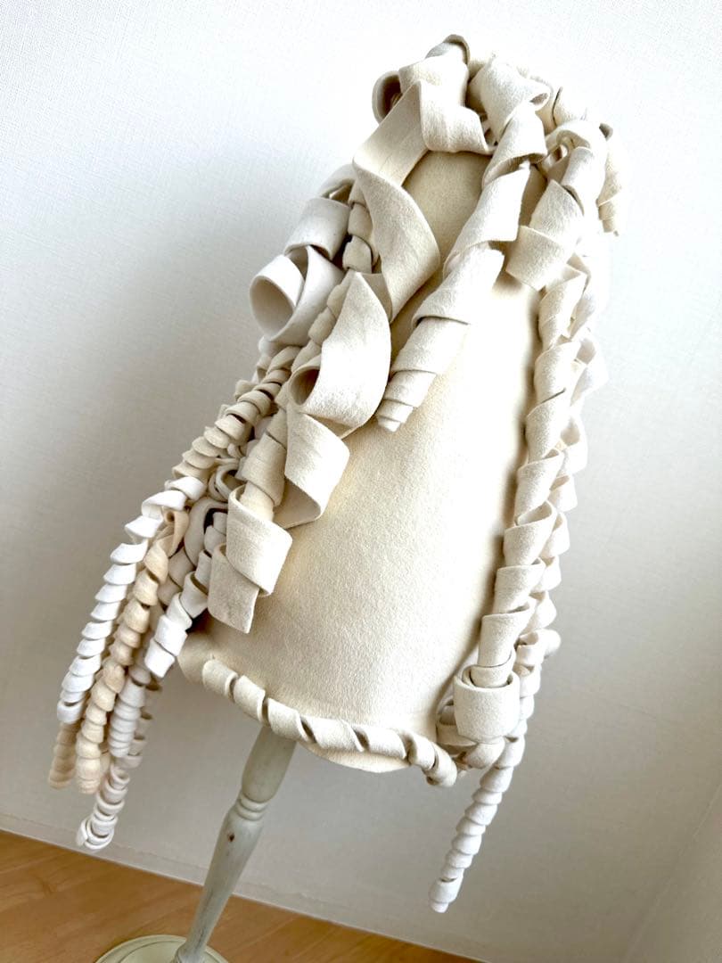 アートハット　1点物ハンドメイド帽子 オフ白　ウールフェルト　ロールヘア風