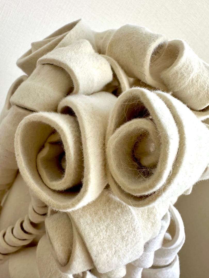 アートハット　1点物ハンドメイド帽子 オフ白　ウールフェルト　ロールヘア風