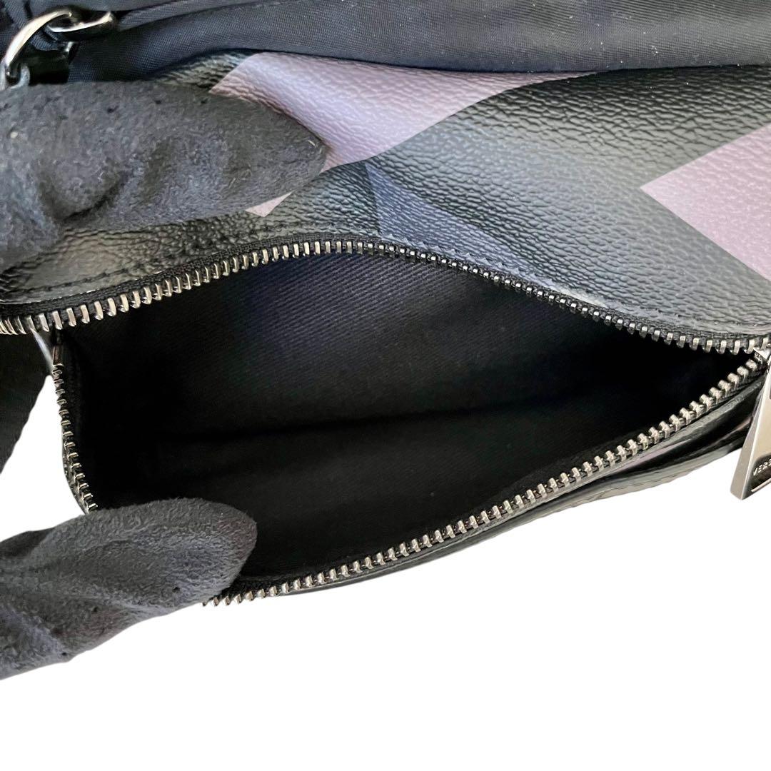 人気　ヴェルサーチ　ショルダーバッグ　斜めがけ　チェック　ブラック　黒　メンズ