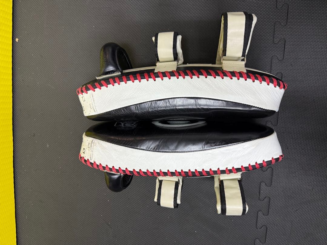 Fairtex キックミット 白黒赤