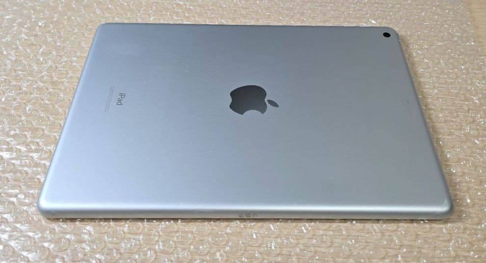 a*m様 iPad 8◼️バッテリー良品◼️純正充電ケーブルアダプタ付属■205