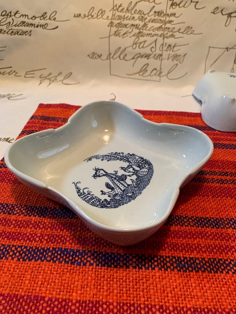 ビヨンヴィンブラッド　ビンテージの少女柄四角ボールとスイス製ランチョンマット他