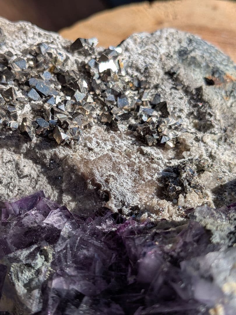 フローライトバイカラー　パイライト　カルサイト共生原石