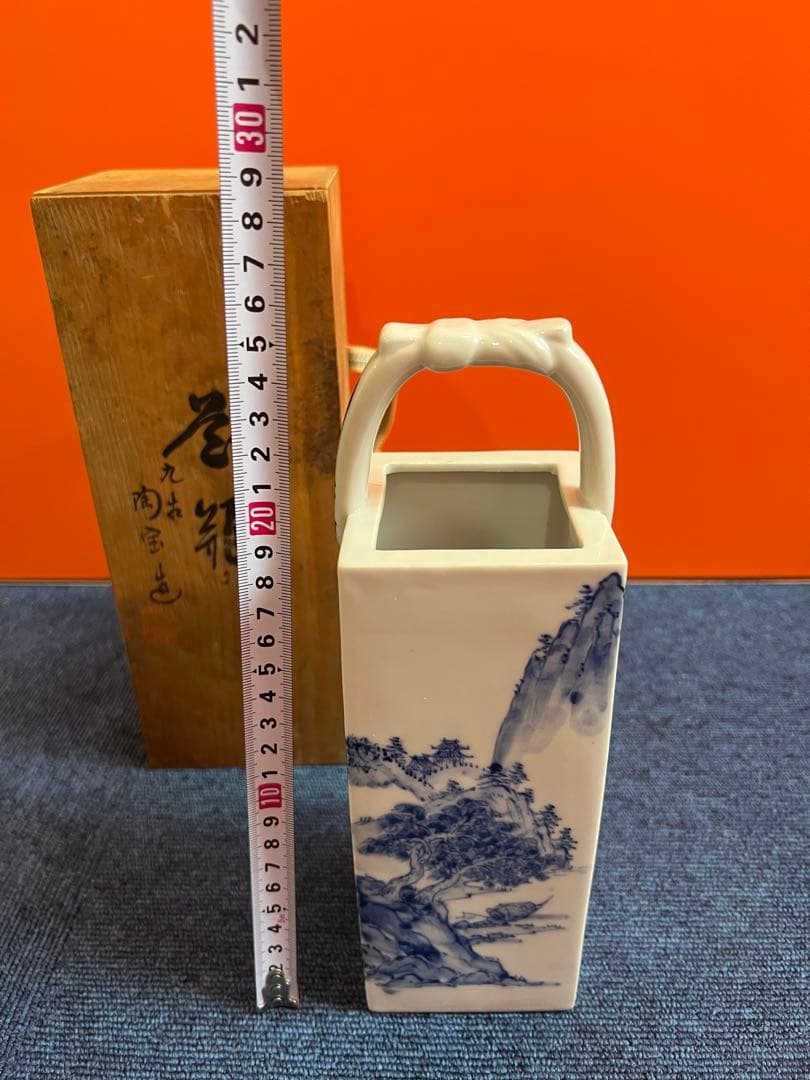 1055 九谷焼 陶宝 染付山水図 手付角花瓶　未使用