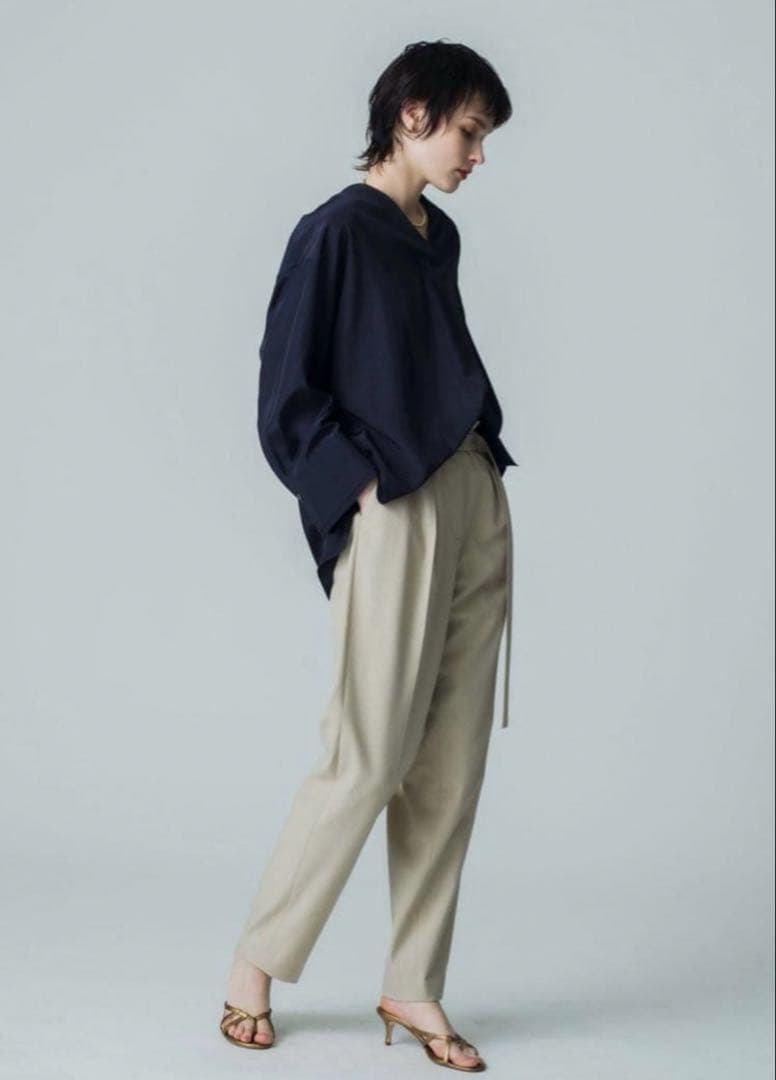 【新品】2025SS ebure エブール Vネックブラウスネイビー