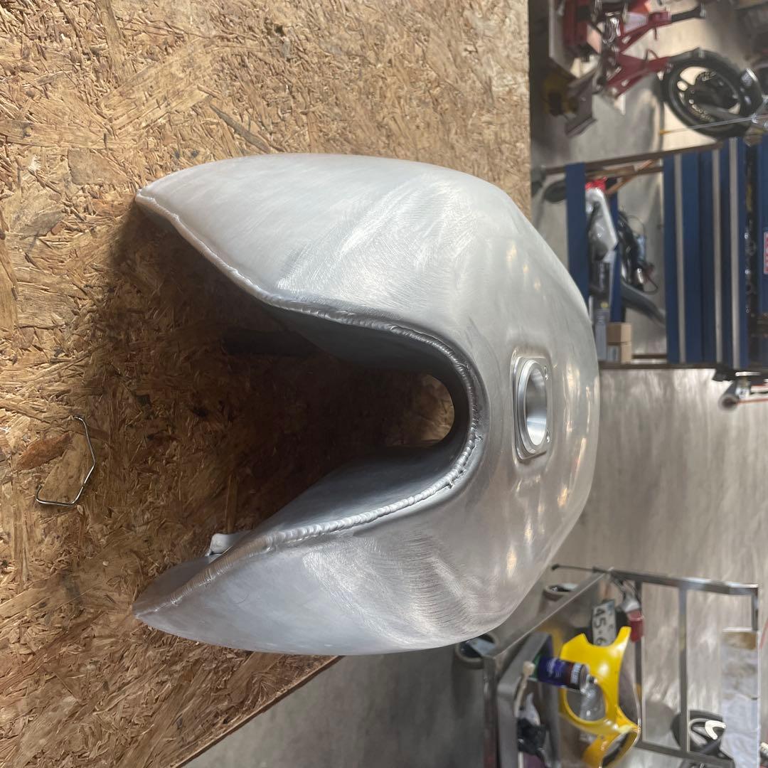 アルミ製バイクタンク給油口付き