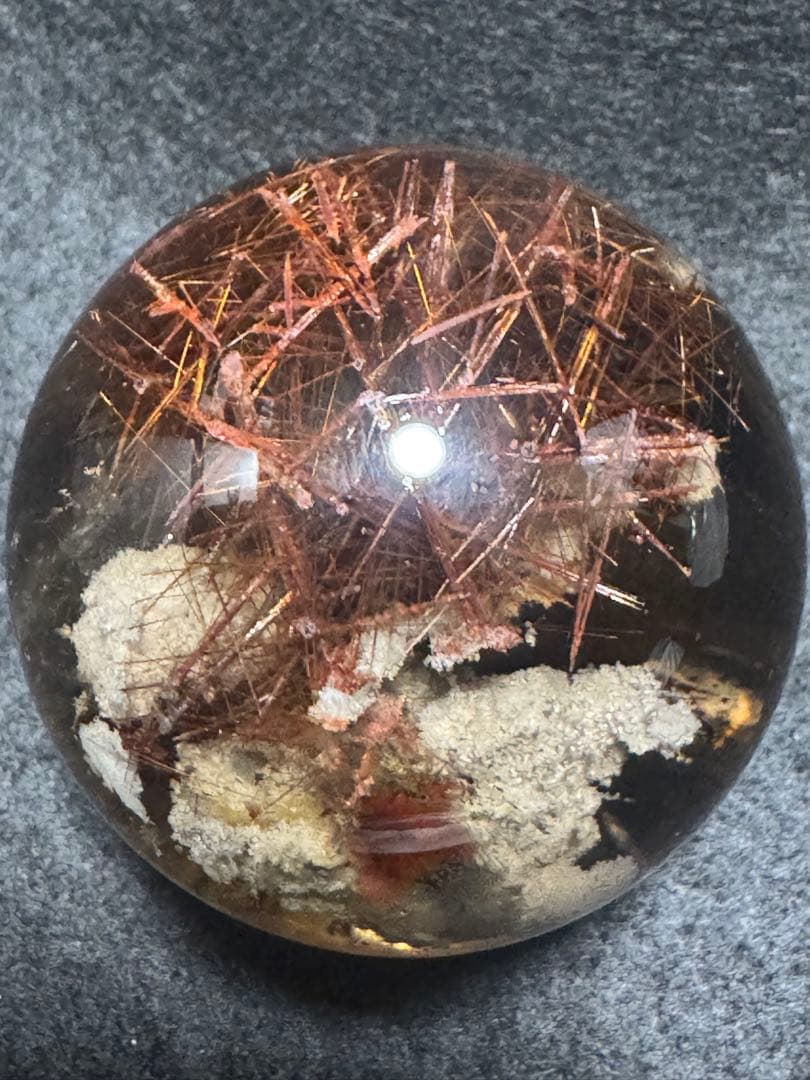 金運アップ！虹入りレッドルチルクォーツ　ホワイトガーデン共生入り透明球体置物